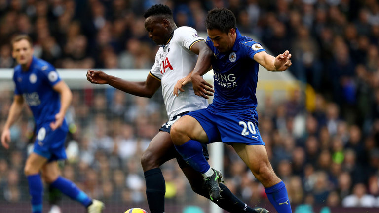 Tottenham's Victor Wanyama battles with Leicester City's Shinji Okazaki for the ball. (Getty Images)