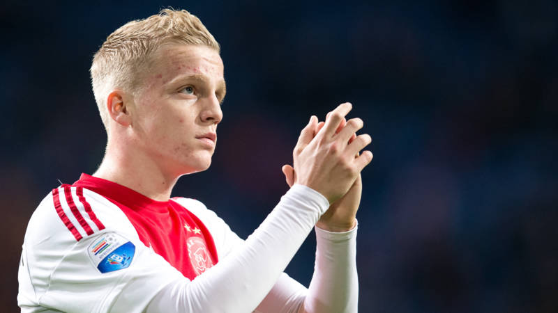 Donny van de Beek applauds the Ajax fans. (Getty Images)