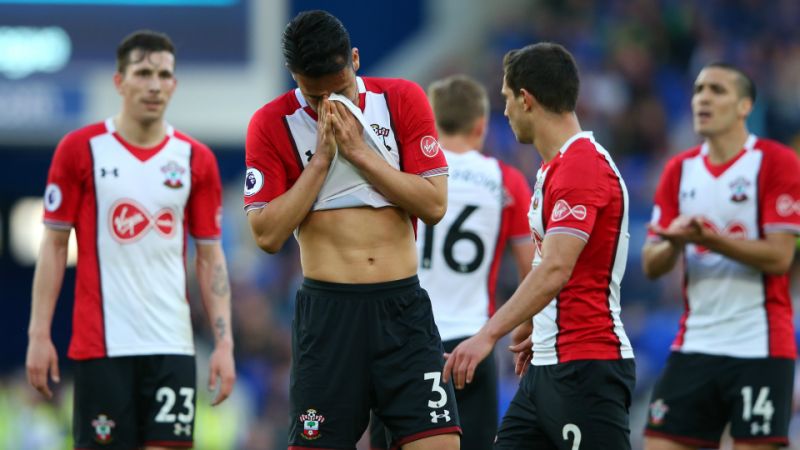 Southampton players are dejected after conceding. (Getty Images)