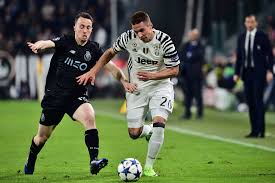 Juventus winger Marko Pjaca tries to dribble past his opponent. (Getty Images)