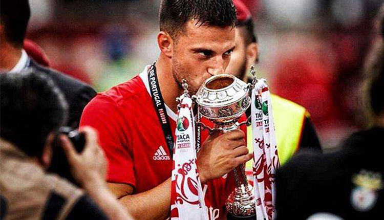 Benfica midfielder Andreas Samaris kisses a trophy. (Getty Images)