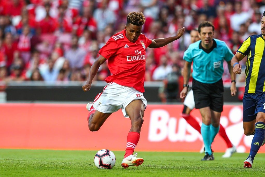 Benfica midfielder Gedson Fernandes tries to shoot. (Getty Images)