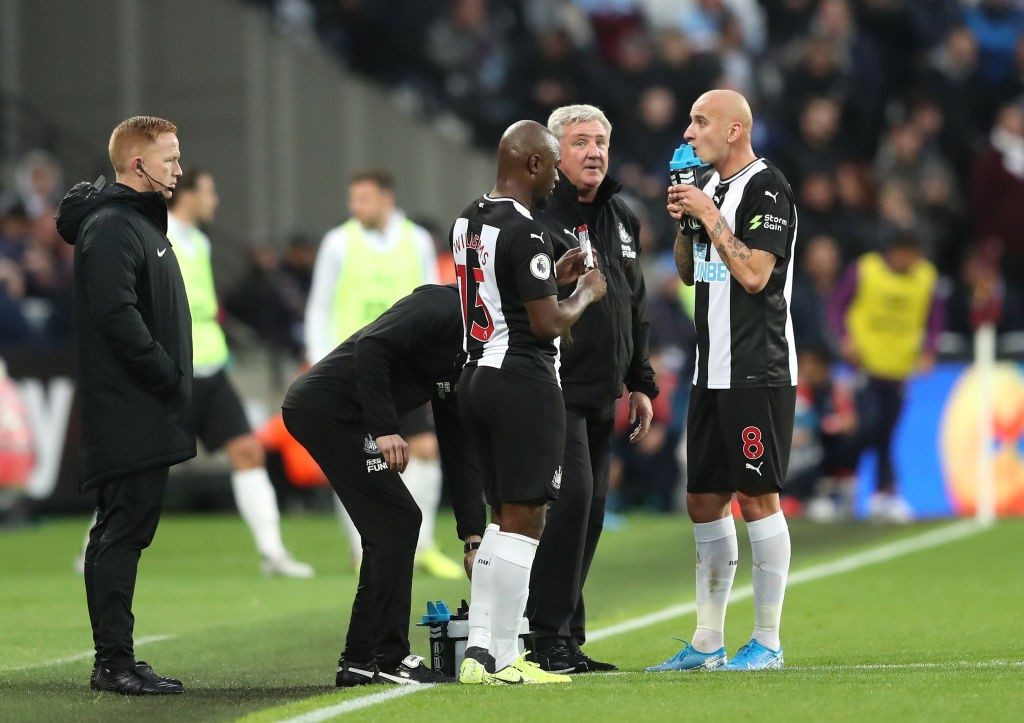 Newcastle manager Steve Bruce (second from right) and Shelvey engage in a conversation during a premier league match. 